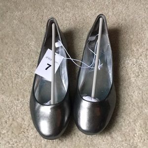 BNWT Xhilaration pewter flats- size 7!
